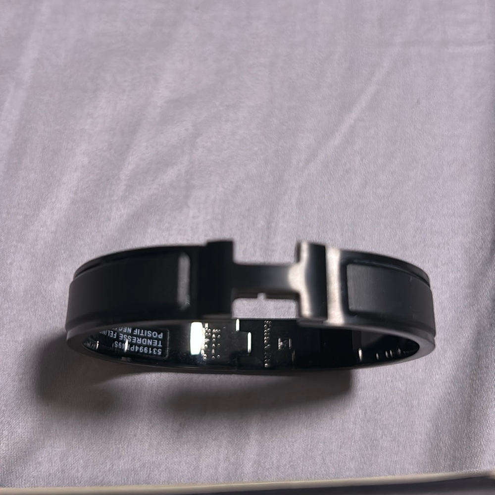 Clic braclet black on black